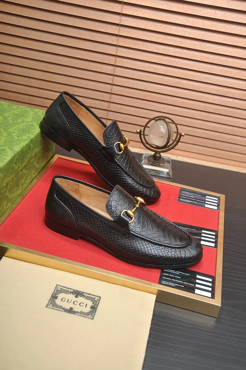 Men's shoes 💰600💶 Brand: GUCCI (Gucci) Standard size: Men's size 38/44 (45 can be customized) Grade: Same as the official website Original quality Material: Original cowhide Water-dyed cowhide lining Original rubber outsole Style category: Men's fashionable casual leather shoes Distinguished big-name luxury elements Top luxury Color: Actual picture